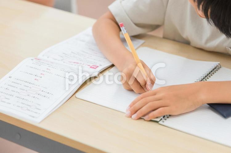 算数の勉強をする小学生の男の子 勉強,算数,学習の写真素材