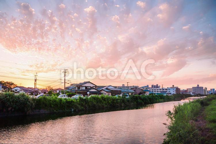 夕暮れ時のピンク色の空の風景 美しい,夕日,ピンクの写真素材
