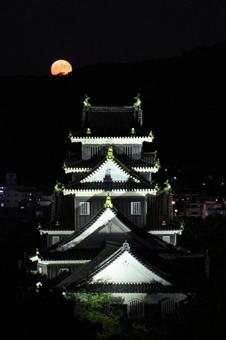 お城の背景に昇る満月 お城の背景に昇る満月 城,満月,夜景の写真素材