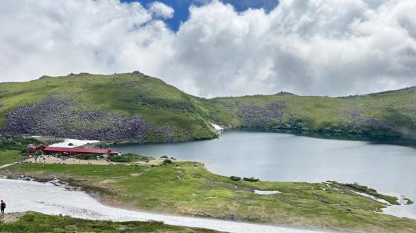 アルプス山に浮かぶ静かな湖と山小屋 アルプス山に浮かぶ静かな湖と山小屋 山,湖,山小屋の写真素材