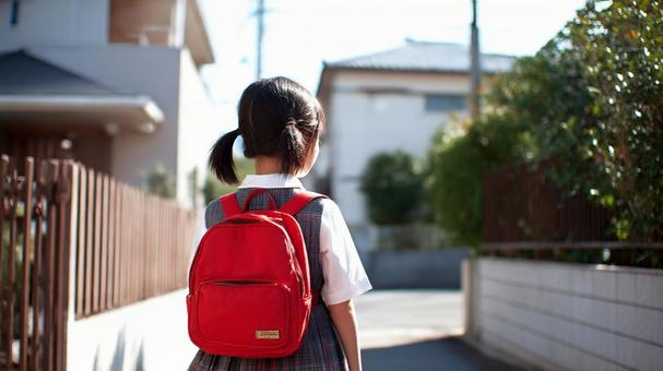 赤いリュックサックの女の子の後ろ姿 赤いリュックサックの女の子の後ろ姿の写真