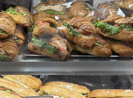 ショーケースのクロワッサンサンド ショーケースのクロワッサンサンドの写真