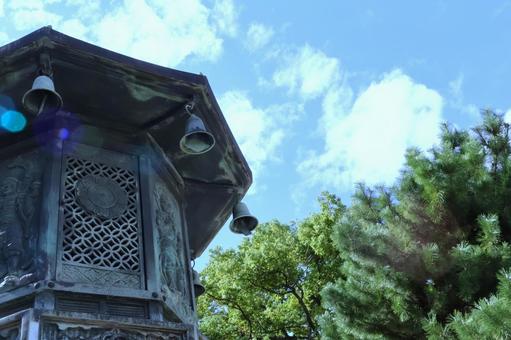 石灯籠（灯籠・灯篭）と青空1　（藤井寺） 石灯籠,灯篭,灯籠の写真素材