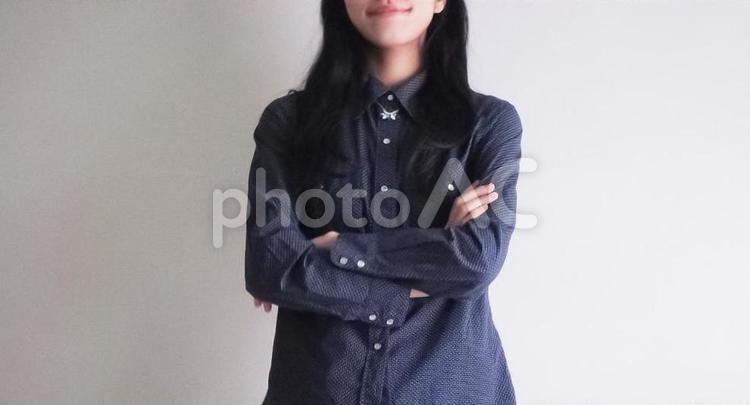 腕を組む女性(横長) 女性,腕組み,怒るの写真素材