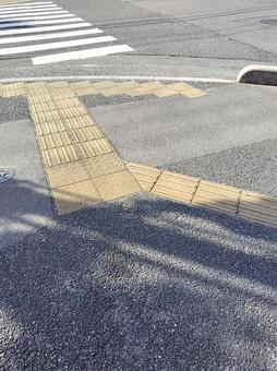 点字ブロックと横断歩道 アスファルト,道路,交差点の写真素材