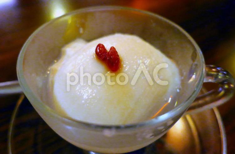 クコの実が乗ったシンプル杏仁豆腐 杏仁豆腐,クコの実,中華の写真素材