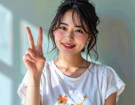 ピースサインをする笑顔の女性 ピースサインをする笑顔の女性の写真
