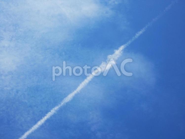 夏の青空と飛行機雲 空,青空,夏の青空の写真素材