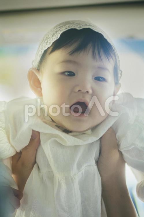 抱っこされる赤ちゃん 赤ちゃん,家族,家族写真の写真素材