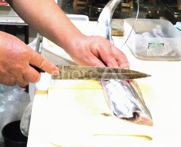 釣りたてのタチウオを調理する男性の手 タチウオ,白身魚,さかなの写真素材