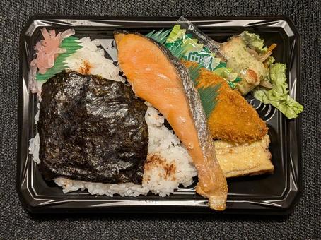 立冬過ぎのスーパーの鮭のり弁当 お弁当,テイクアウト弁当,持ち帰り弁当の写真素材