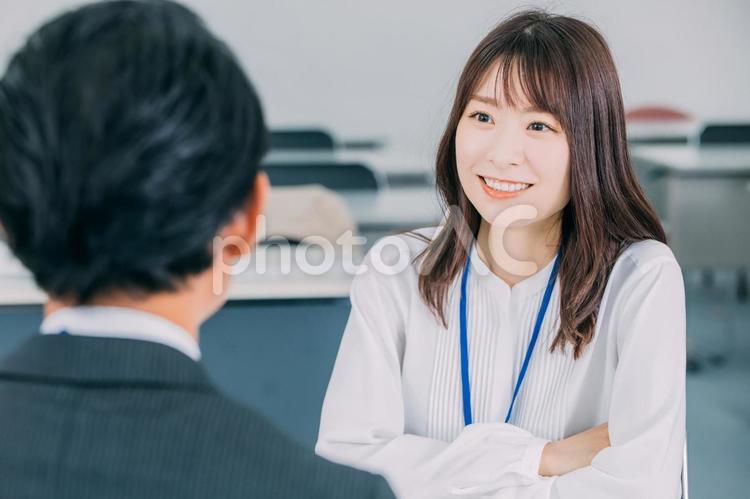 打ち合わせをする男女のビジネスマン ビジネス,男女,男性の写真素材