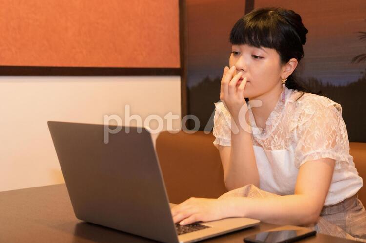 ノートパソコンと退屈そうな女性 退屈,暇,眠いの写真素材