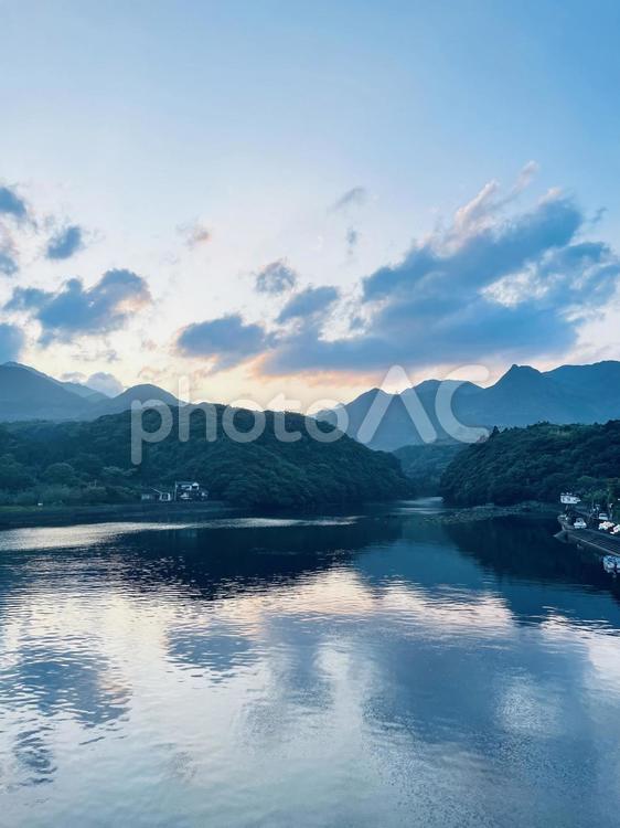 河辺の夕暮れ 風景,自然,空の写真素材
