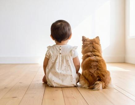 部屋に座っている赤ちゃんと犬の後ろ姿 部屋に座っている赤ちゃんと犬の後ろ姿の写真