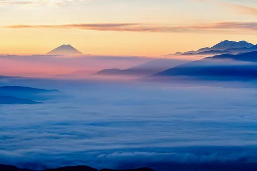 高ボッチ高原|雲海と富士山|夜明け 高ボッチ高原|雲海と富士山|夜明け 雲海,富士山,朝焼けの写真素材