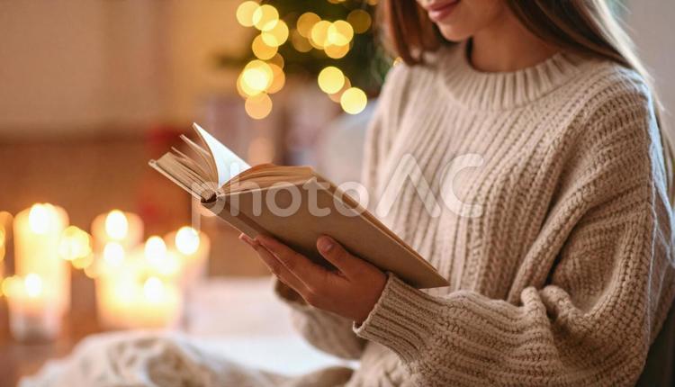 室内で読書をしている西洋人女性の手元 本,女性,読書の写真素材