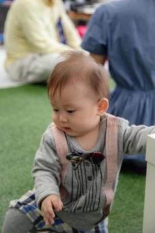 男の子の目線の先には・・・ 男の子の目線の先には・・・ 男の子,幼児,赤ちゃんの写真素材