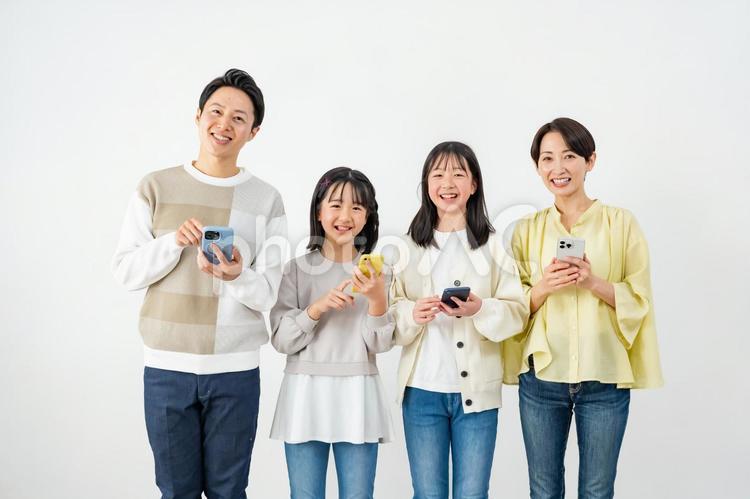 携帯を見る親子 携帯を見る親子 親子,家族,スマホの写真素材