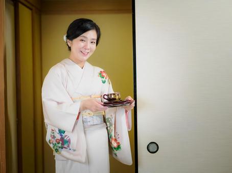 33:お茶をお出しする着物の女性 33:お茶をお出しする着物の女性 着物,おもてなし,ティータイムの写真素材