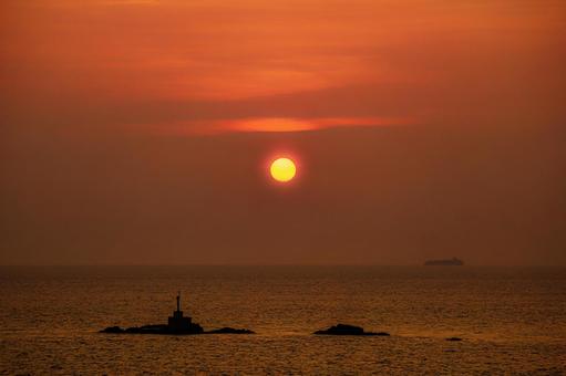 眠気まなこな夕日 眠気まなこな夕日の写真