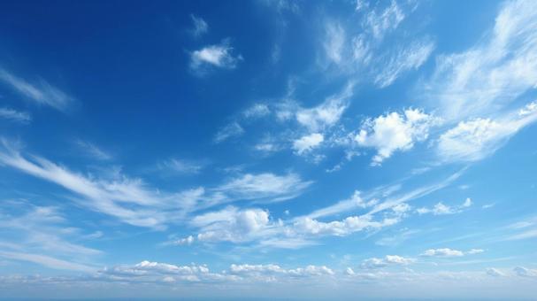 青空と白い雲が広がる爽やかな空 青空と白い雲が広がる爽やかな空の写真