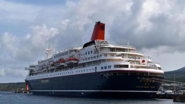 利尻島・沓形港に停泊する客船にっぽん丸 にっぽん丸,客船,船の写真素材