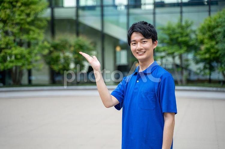 手で案内をする男性介護施設スタッフ 案内,信頼,紹介の写真素材