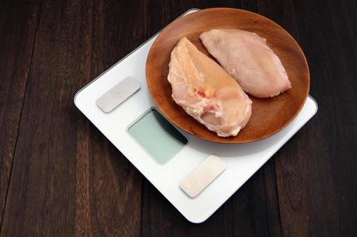 生の鶏むね肉と体重計 鶏肉,むね肉,生肉の写真素材