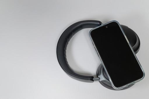 スマホと黒いヘッドホン スマホと黒いヘッドホン スマホ,ヘッドホン,音楽の写真素材