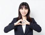 ハートマークを作るビジネスウーマン ハートマーク,女性,手の写真素材