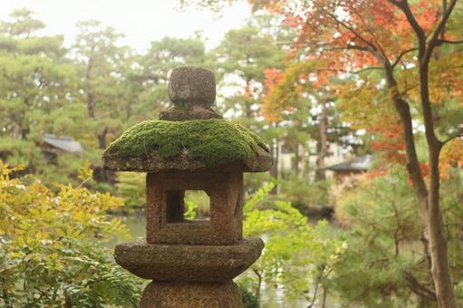 灯篭と紅葉の写真