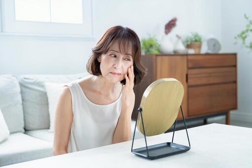 肌に悩むシニア女性 日本人,女性,シニアの写真素材