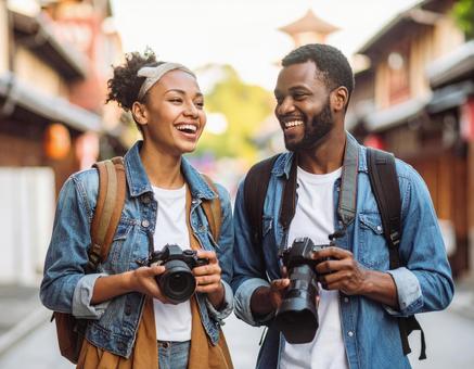 カメラを持って旅する若いカップル カメラを持って旅する若いカップルの写真