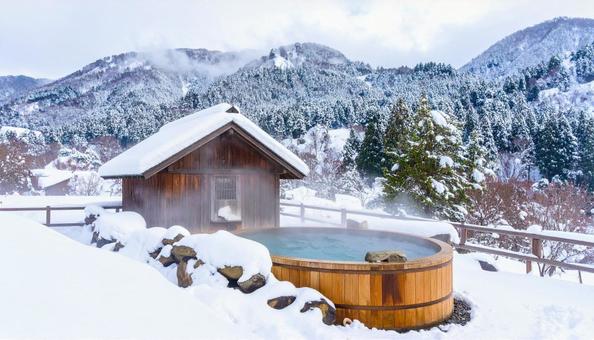 雪山の湯気が立ち上る露天風呂 雪山の湯気が立ち上る露天風呂の写真