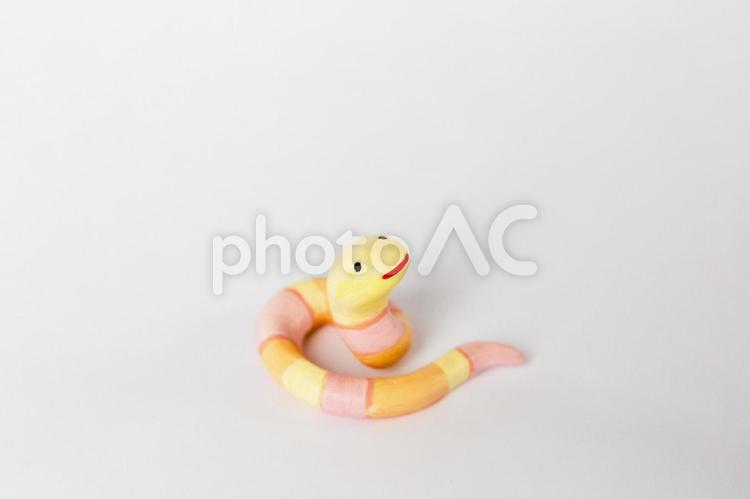 遠くを見ている暖色系の蛇 蛇,クレイアート,動物の写真素材