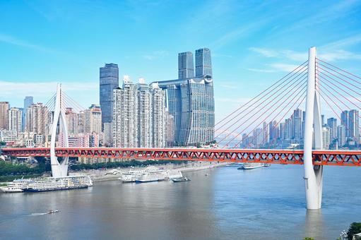 重慶・千廝門大橋と長江の写真