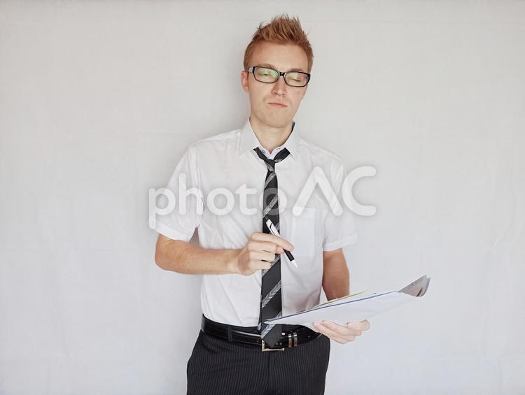 疲れすぎた・・・半分寝ている会社員 ビジネスマン,ビジネス,スーツの写真素材