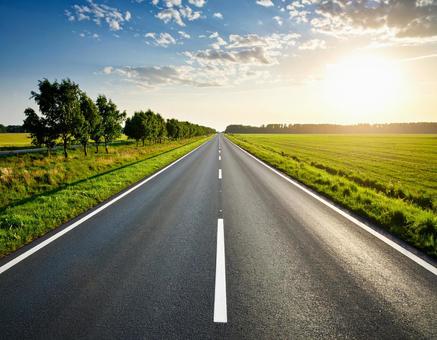 まっすぐに伸びるハイウェイ道路の背景素材 まっすぐに伸びるハイウェイ道路の背景素材の写真