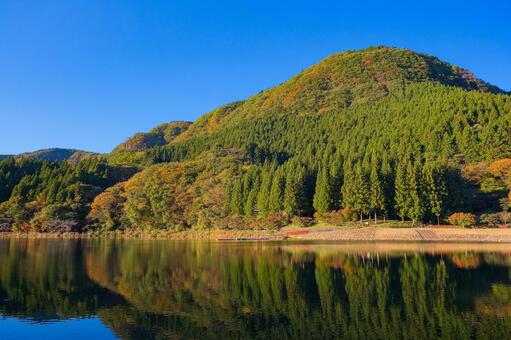 群馬県安中市 秋の碓氷湖 碓氷湖,群馬,群馬県の写真素材