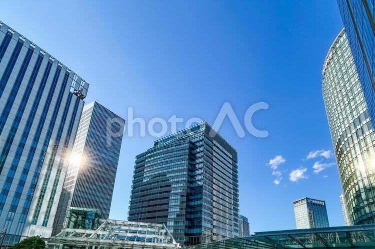 都会のスタイリッシュなビル群と反射する光 高層ビル,反射,都市風景の写真素材