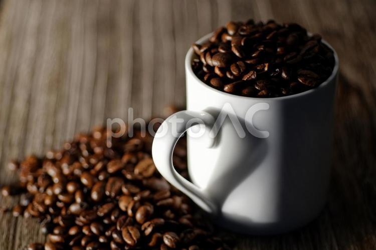 ハート形の影のついたコーヒーカップ ハート,コップ,物撮りの写真素材