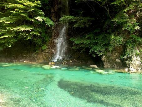 ユーシン渓谷 青く透き通った川と滝 ユーシン渓谷 青く透き通った川と滝の写真