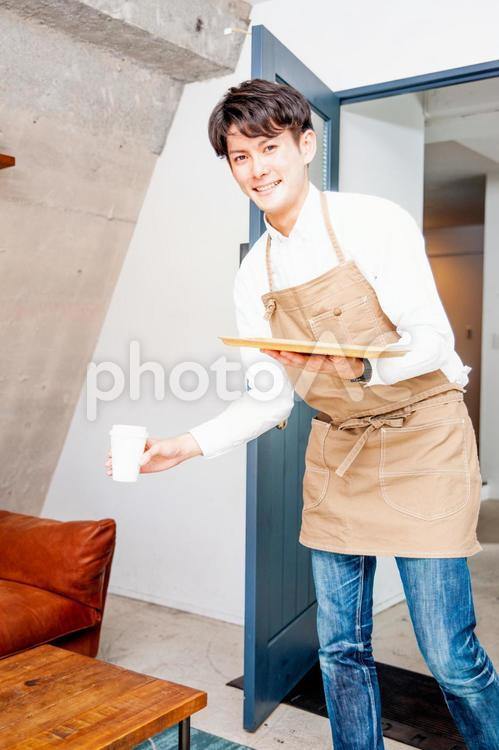 男性のカフェ店員 カフェ,バリスタ,ホールスタッフの写真素材