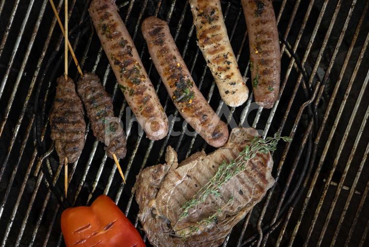 前上から見たソーセージとステーキ バーベキュー,串焼き,ステーキの写真素材