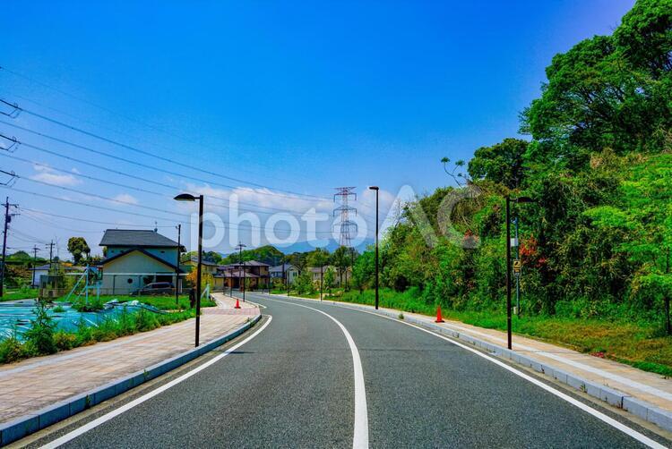 青空と住宅街の道路 風景,空,青空の写真素材