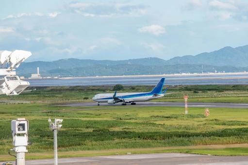 夏の佐賀空港で見た一番近い空 夏の佐賀空港で見た一番近い空 飛行機,航空機,旅客機の写真素材