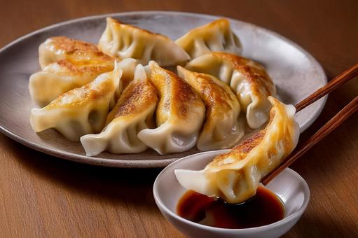 家で食べる餃子 家で食べる餃子の写真