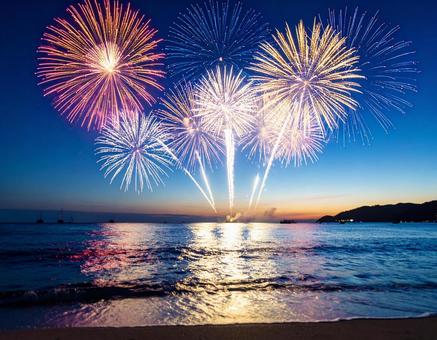 夜空に上がる打ち上げ花火 夜空に上がる打ち上げ花火の写真