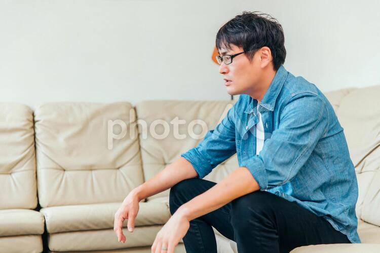 ソファに座る男性 病室,待合室,受付の写真素材